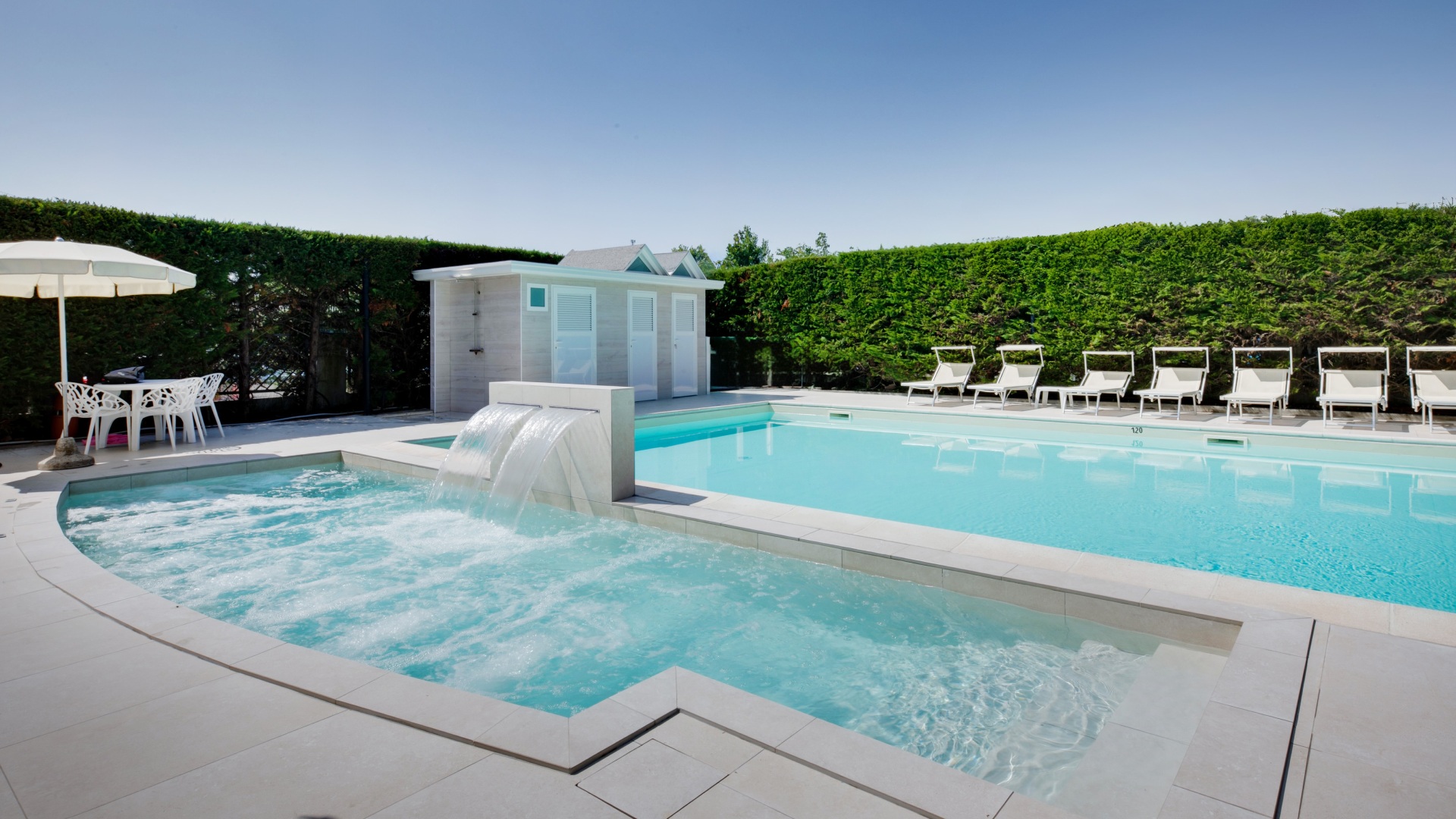 Foto della piscina con idromassaggio